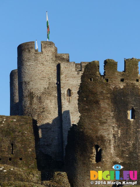 FZ010629 Towers at Caerphilly castle